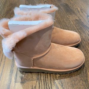Ugg Fluff Bow Mini Size 8 brand new